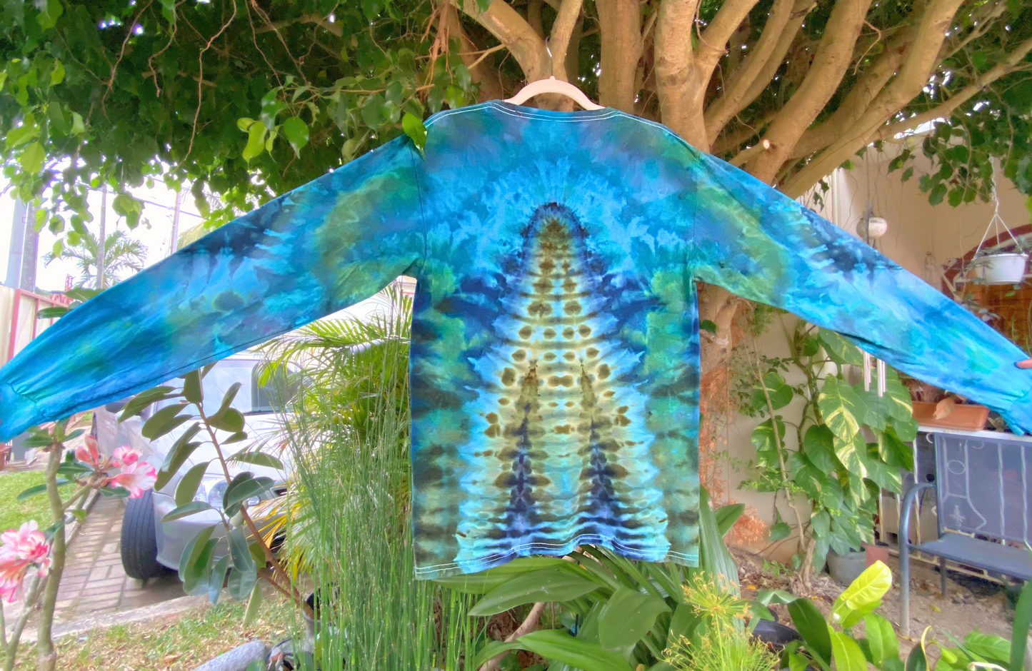 Long Sleeve Tee | Size Medium